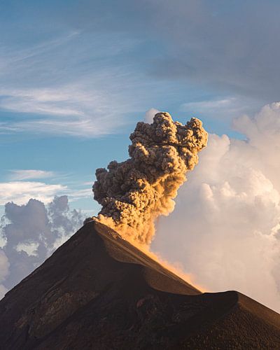 Volcan El Fuego en éruption au coucher du soleil
