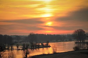 De IJssel bij Deventer bij zonsopkomst by Wybrich Warns