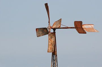 Metalen windmolen van Margreet Frowijn