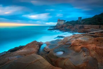 Kasteel van Boccale op de rotsen en ruige zee, Toscane van Stefano Orazzini