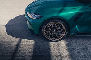 BMW M3 G80 in een parkeergarage met dramatisch contrastlicht