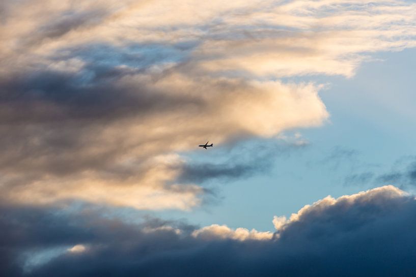 Wolken met vliegtuig van Brian Morgan