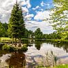 Petit lac idyllique avec une île romantique sur Holger W. Spieker