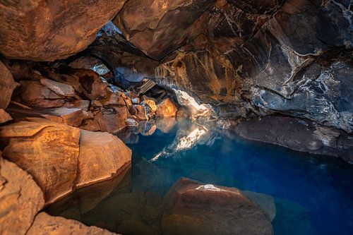 Grotte de Grjótagjá aux eaux bleues dans la région de Myvatn de Ice