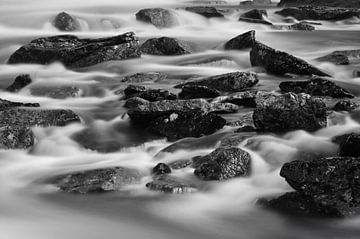 Stenen in waterval (zwart wit) van Marc Smits