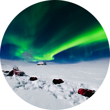 Noorderlicht (aurora borealis) met huskies in de sneeuw van Martijn Smeets