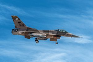 Eine General Dynamics F-16C Fighting Falcon befindet sich im Landeanflug auf die Nellis Air Force Ba von Jaap van den Berg