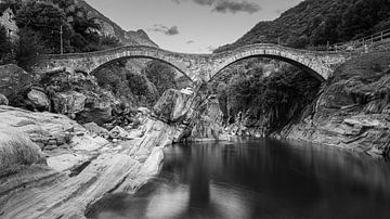 Ponte dei Salti in Zwart-Wit, Zwitserland van Henk Meijer Photography