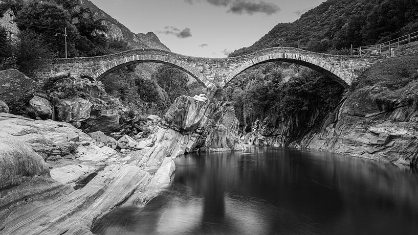 Ponte dei Salti in Schwarz und Weiß, Schweiz von Henk Meijer Photography