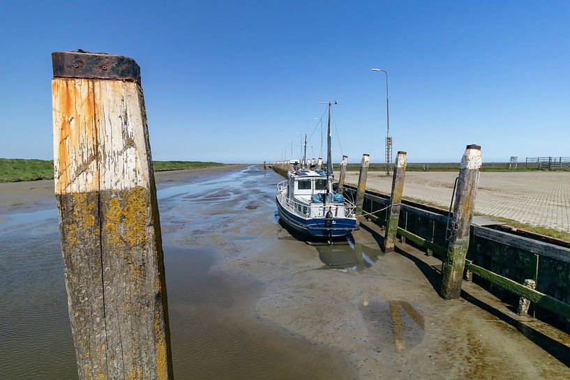 Boat on the edge of the Wadden Sea. Eemsmond / Noordpolderzijl by Paul Veen