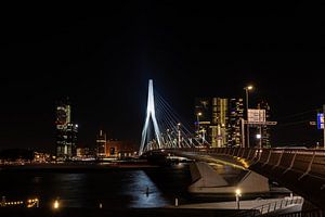Erasmusbrücke Rotterdam bei Nacht mit der Skyline.