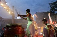Jonge drummer op een cultureel festival 5