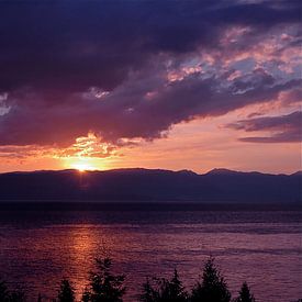 Zonsondergang, het meer van Ohrid, Macedonië van Ina Hölzel