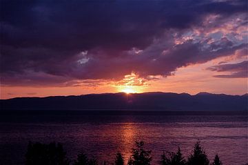 Zonsondergang, het meer van Ohrid, Macedonië van Ina Hölzel