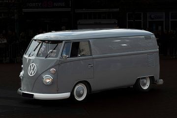 VW bus grijs van Brian Morgan
