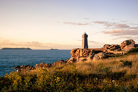 Leuchtturm an der Rosa-Granit-Küste der Bretagne von SR Blaauw