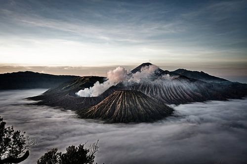 Nevels en fumarolen in het vulkanische land van Java