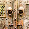 Macro ornementation sur une porte arabe en bois en Tunisie sur Dieter Walther