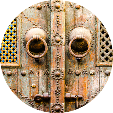 Macro versiering op een houten Arabische deur in Tunesië