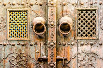 Macro versiering op een houten Arabische deur in Tunesië van Dieter Walther