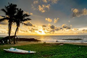 Coucher de soleil au Sri Lanka. sur Chantal Nederstigt