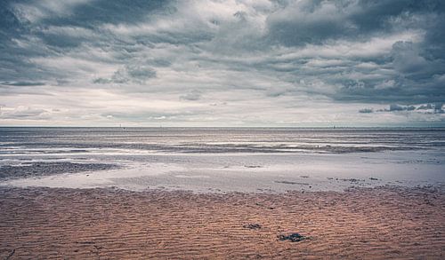 Strand van Cuxhaven aan de Duitse Noordzeekust.  Foto bij laag water met baken en golfbreker