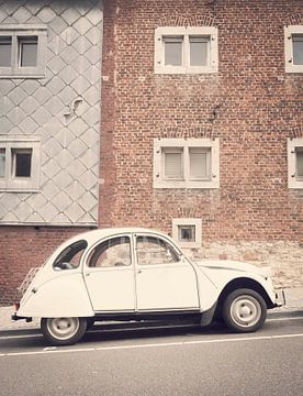 Citroën 2CV-Auto auf der Straßenseite geparkt