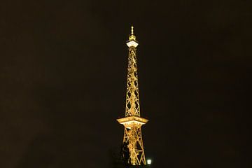 Radiotorens Berlijn in geel licht