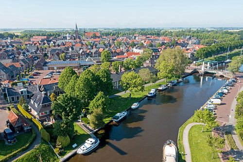 Luchtfoto van het stadje Dokkum in Nederland