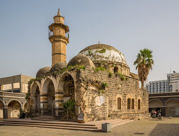 Vervallen moskee met minaret in het centrum van Tiberias in Israël