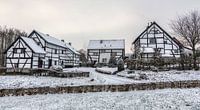 Vakwerkhuisjes in de sneeuw in Zuid-Limburg van John Kreukniet thumbnail