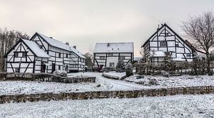 Vakwerkhuisjes in de sneeuw in Zuid-Limburg sur John Kreukniet