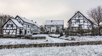 Vakwerkhuisjes in de sneeuw in Zuid-Limburg van John Kreukniet