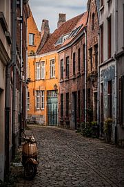 Eine der schmalen, idyllischen Gassen in der Innenstadt von Gent in Belgien von Koen Lipman