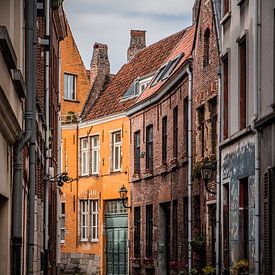 L'une des ruelles étroites et idylliques du centre-ville de Gand, en Belgique sur Koen Lipman