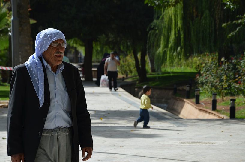 Oude man by Oguzhan Beyaztas