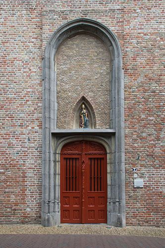 Rode deuren van de Gasthuiskerk