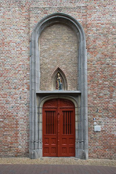 Rode deuren van de Gasthuiskerk van Frank's Awesome Travels
