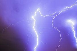 Bliksemschichten in de lucht by Dennis van de Water