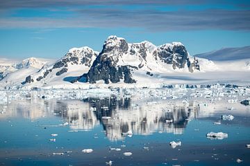 Antarctische Bergen in Reflectie van Nancy Pauwels Photo