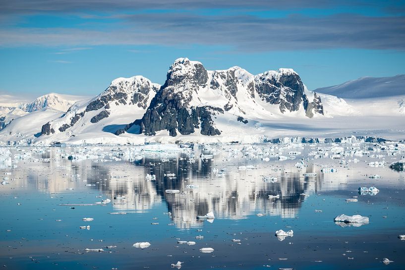 Antarktische Berge in Reflexion von Nancy Pauwels Photo