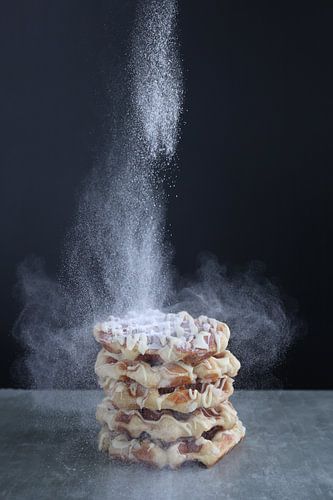 Puderzuckerregen auf Zuckerwaffeln