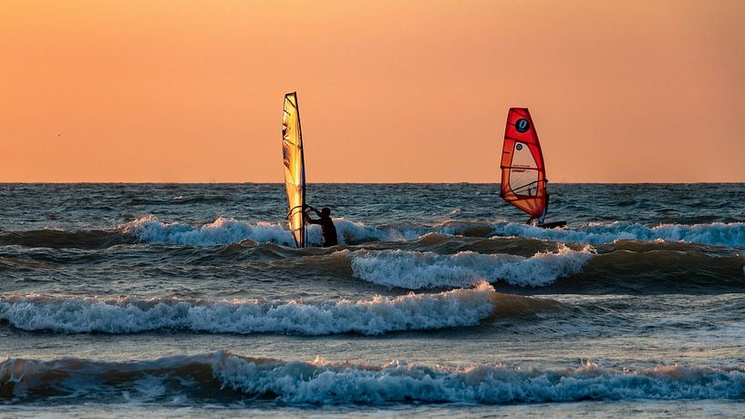 surfen bij zonsondergang van Nicolette Uchtmann