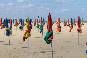 Kleurig strand met parasols  van Ed de Cock