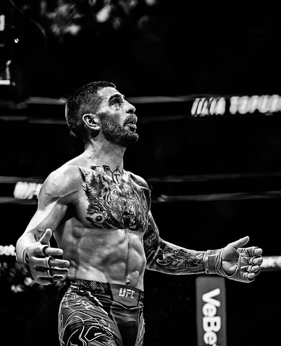 „Warrior’s Focus“ – Wandbild mit schwarzem und weißem MMA-Kämpf & 