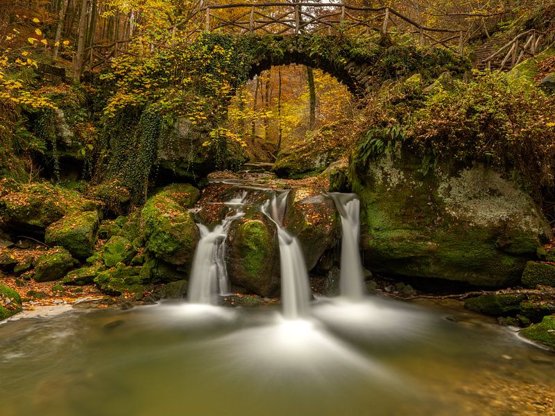 Schiessentümpel / Schéissendëmpel waterval in herfstkleuren van Harold Slomp