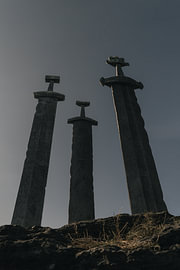 Historisch viking monument - Sfeervolle fotoprint van de Sverd i fjell zwaarden in Stavanger van Dylan Winter Visuals