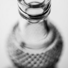 Glazen fles in zwart en wit van Caroline Meister