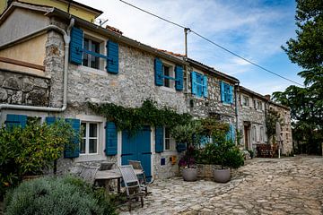 rue dans le village croate de vrsar, lieu touristique avec des maisons bleues