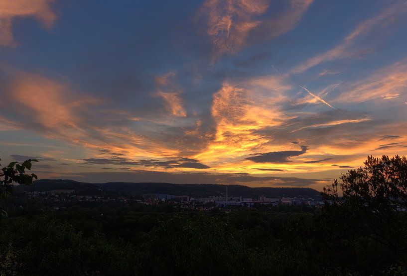 Magnifique ciel nuageux coloré au coucher du soleil en Thuringe pour l'été par Wolfgang Unger